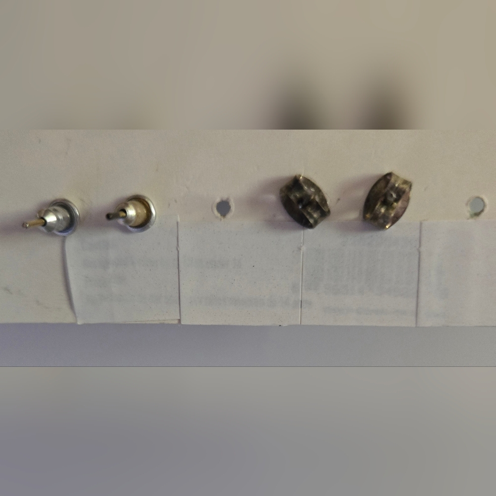 Free w/bundle - 2 sets of small earrings - Picture 2 of 2